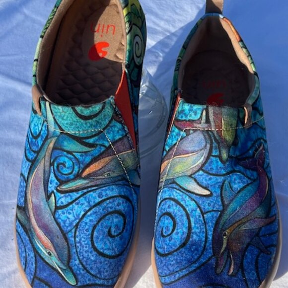 UIN Cotton/Canvas flats, Gorgeous blue with Dolphin pattern, Size 9, Toledo - Picture 2 of 7